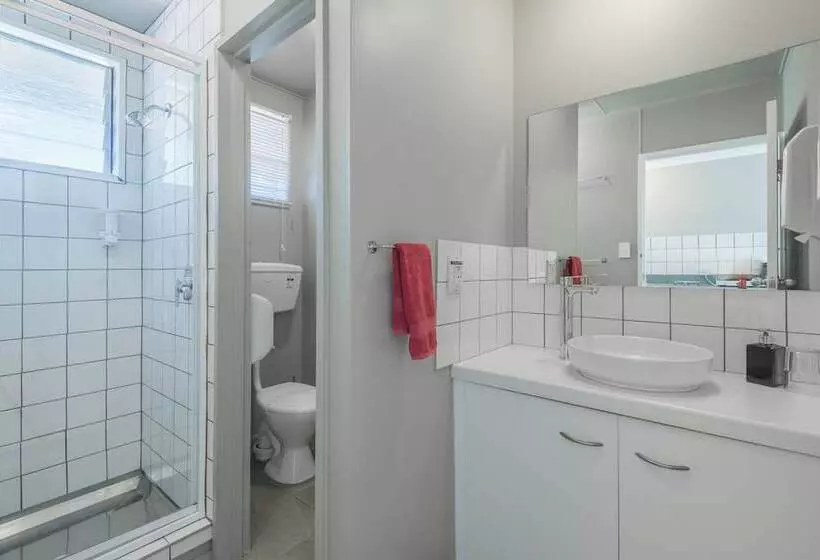 Manuka Crescent Motel