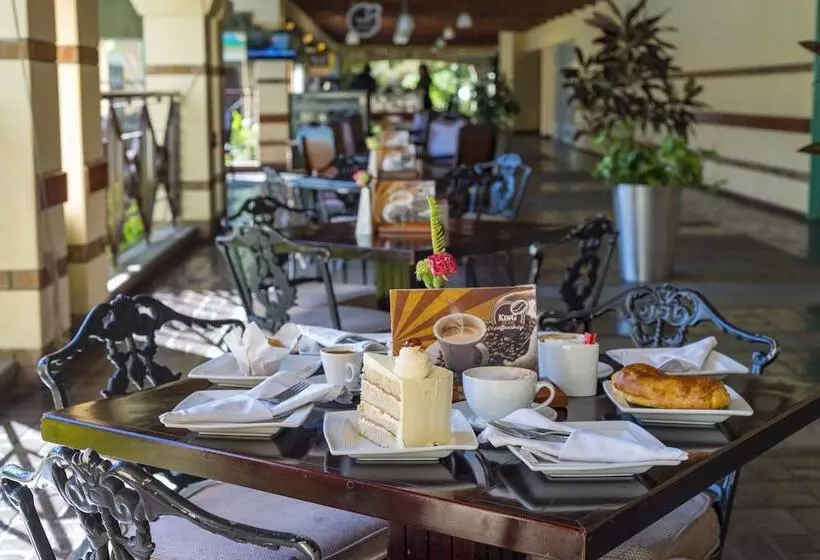 هتل Holiday Inn Bulawayo By Ihg