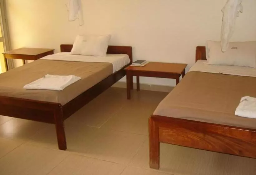 هتل Acholi Inn