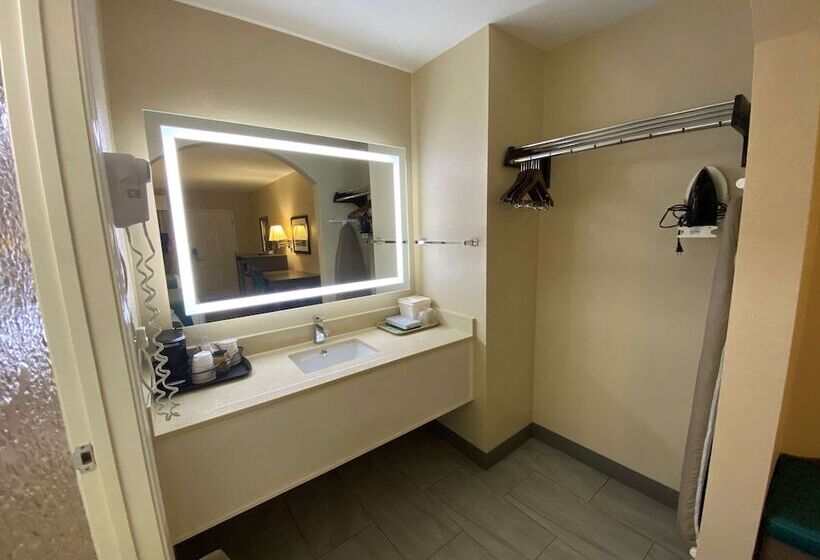 فندق Best Western Catalina Inn