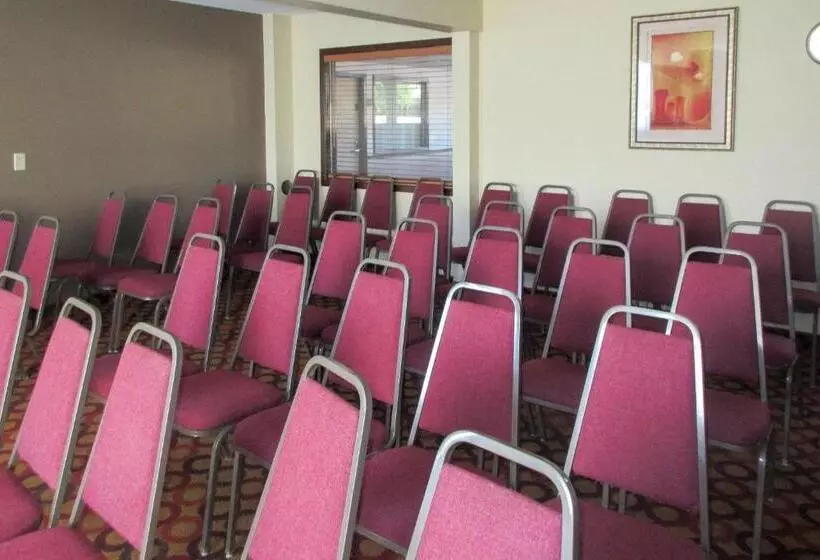 فندق Clarion Inn