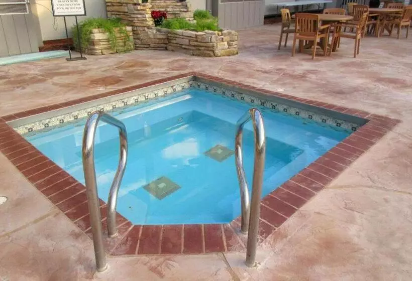 فندق Clarion Inn