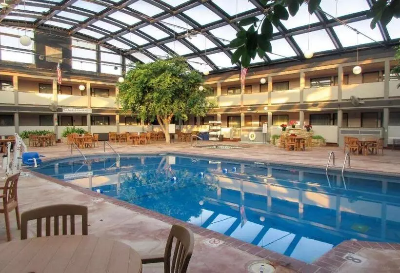 فندق Clarion Inn