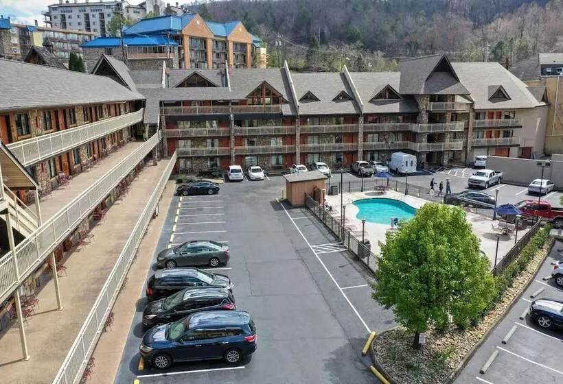 호텔 Crossroads Inn & Suites