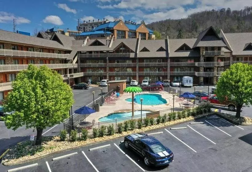 호텔 Crossroads Inn & Suites