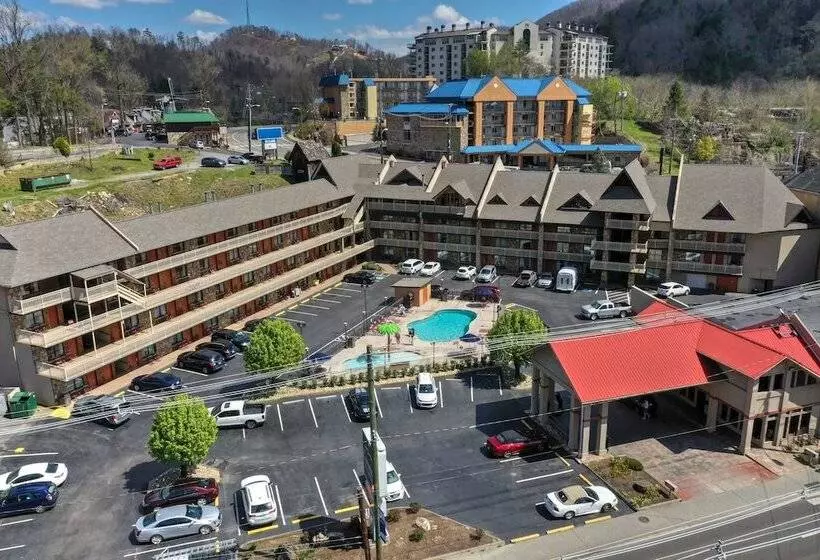 호텔 Crossroads Inn & Suites