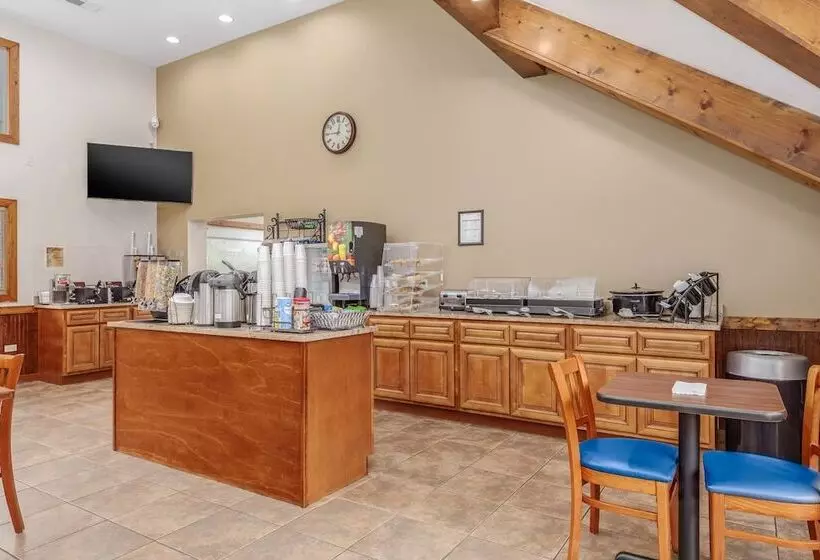 호텔 Crossroads Inn & Suites