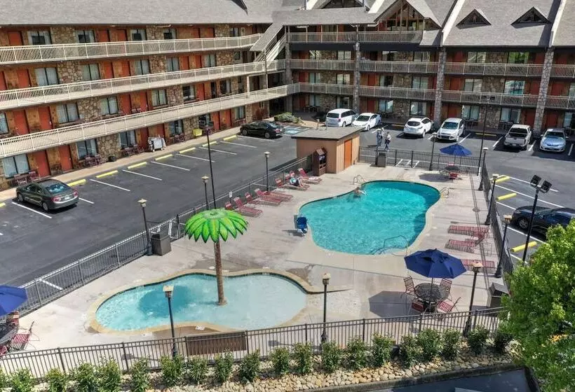 호텔 Crossroads Inn & Suites