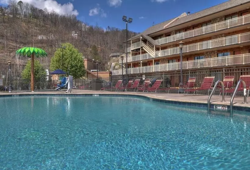 호텔 Crossroads Inn & Suites