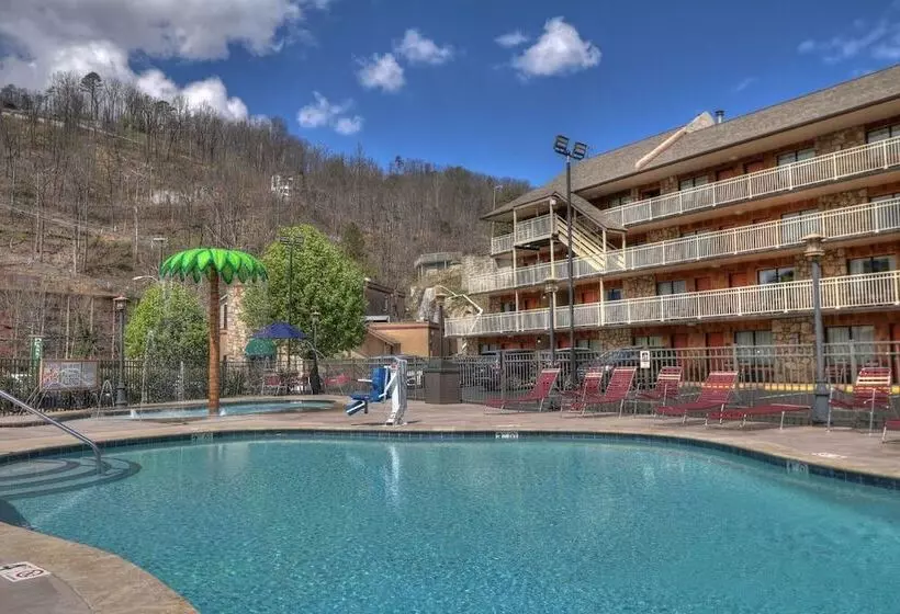 호텔 Crossroads Inn & Suites