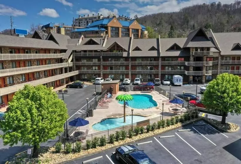 호텔 Crossroads Inn & Suites