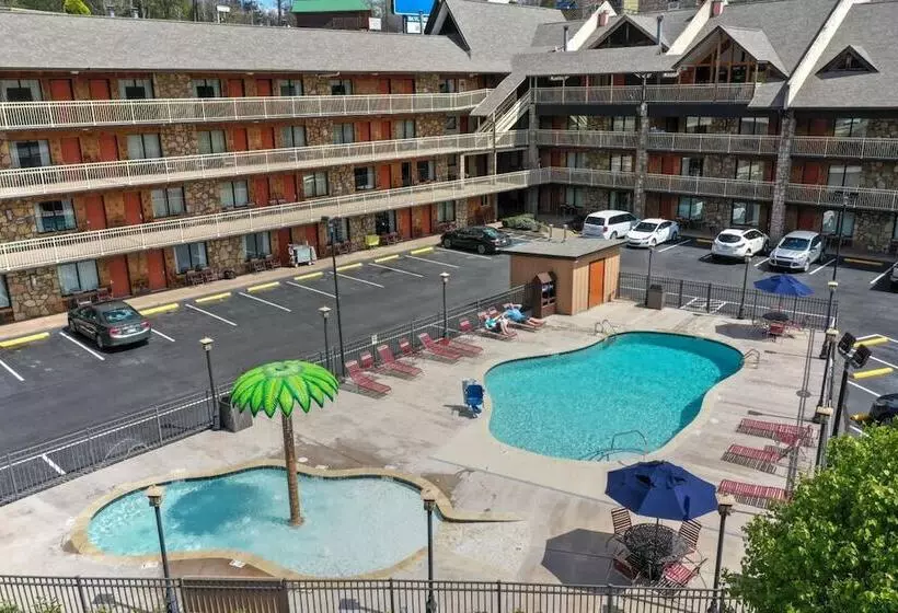 호텔 Crossroads Inn & Suites