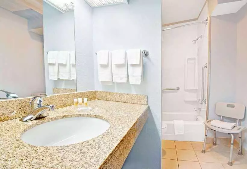 Hotel Days Inn By Wyndham Ku Lawrence