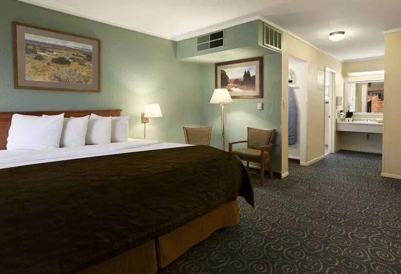 酒店 Days Inn & Suites By Wyndham Trinidad