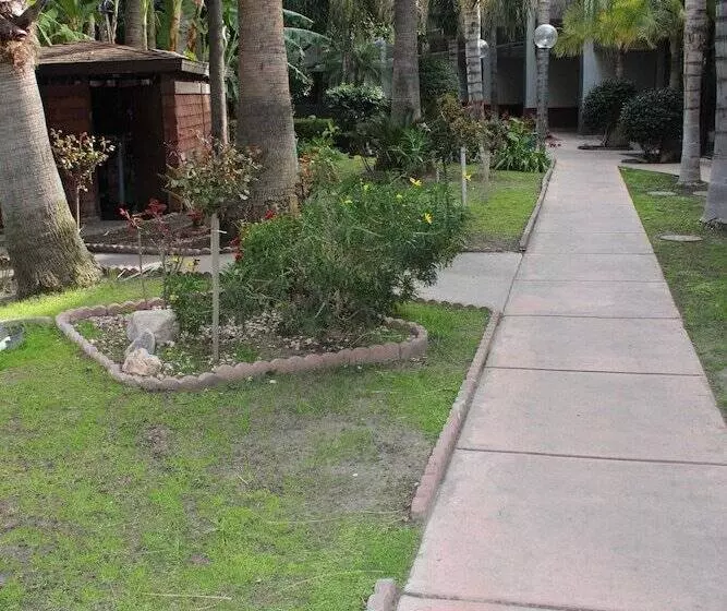 Clarion Hotel Bakersfield North