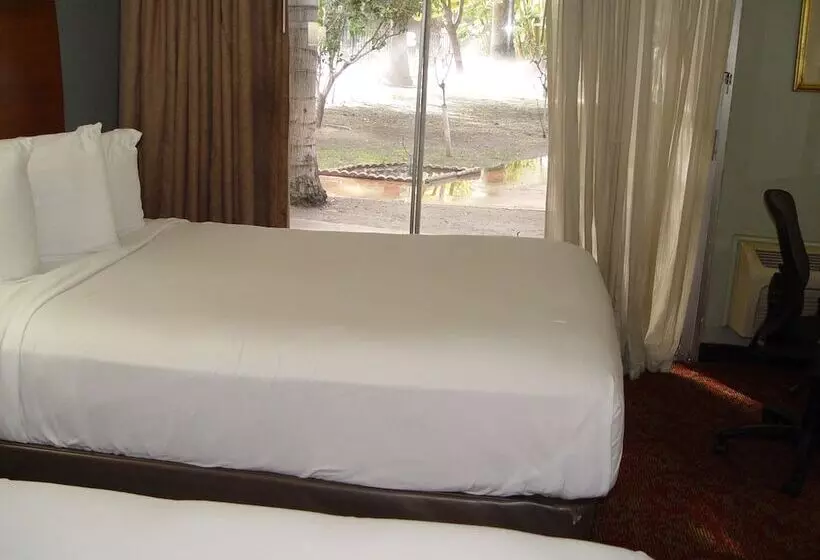 Clarion Hotel Bakersfield North