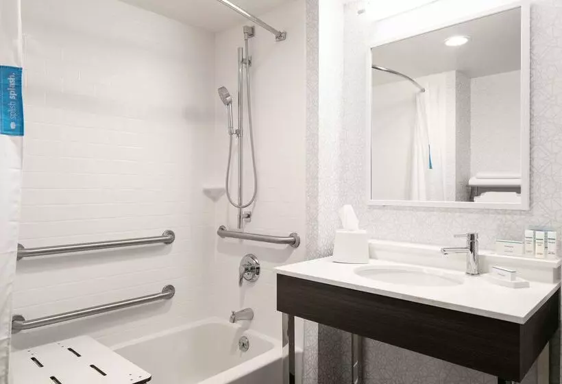 בית מלון כפרי Hampton Inn Dubuque