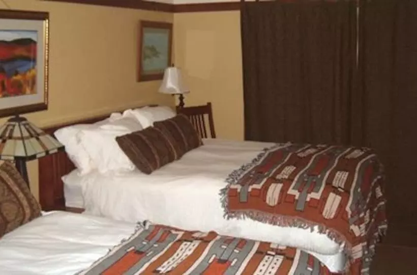 בית מלון כפרי Beachcombers Inn