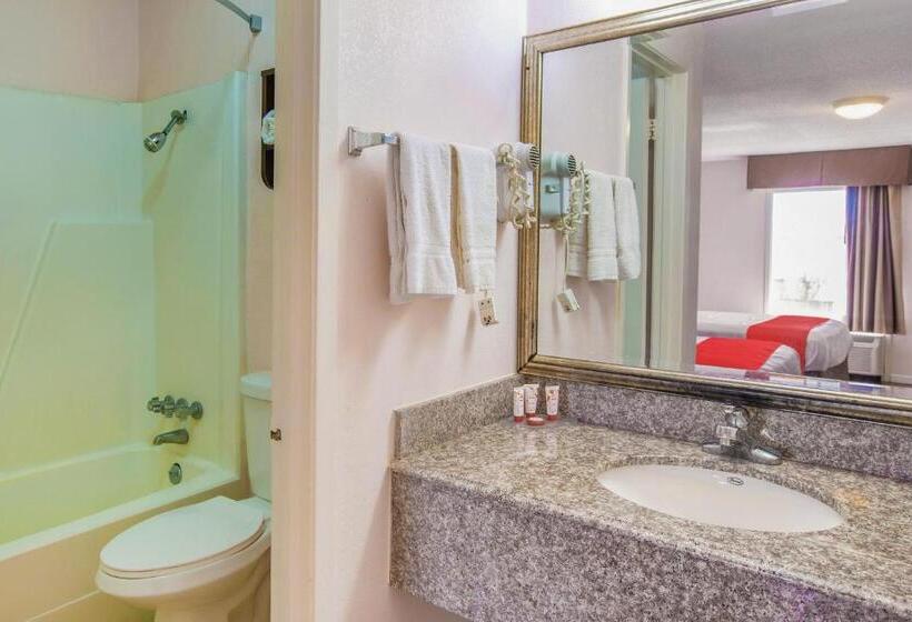 בית מלון כפרי Rodeway Inn & Suites