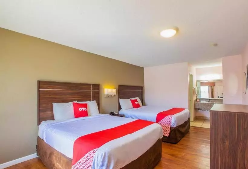 Отель Rodeway Inn & Suites