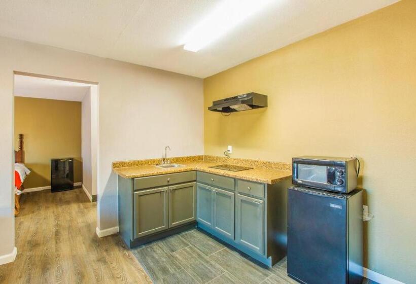 בית מלון כפרי Rodeway Inn & Suites