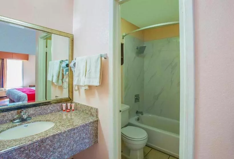 Отель Rodeway Inn & Suites