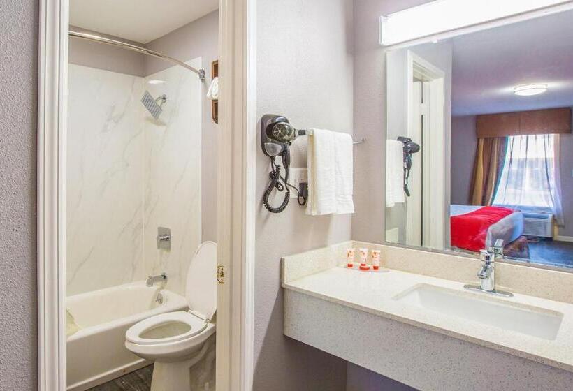 בית מלון כפרי Rodeway Inn & Suites