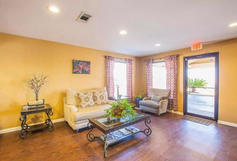 Отель Rodeway Inn & Suites