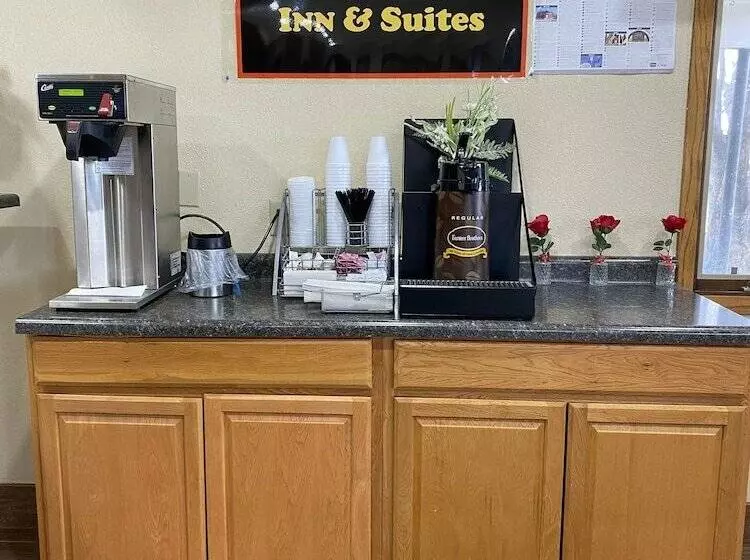 Отель Relax Inn And Suites