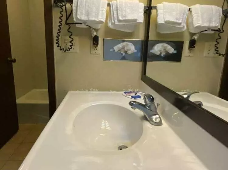 Отель Relax Inn And Suites