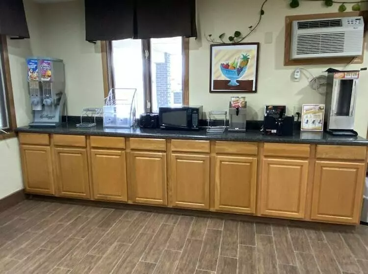 Отель Relax Inn And Suites