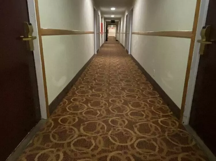 Отель Relax Inn And Suites