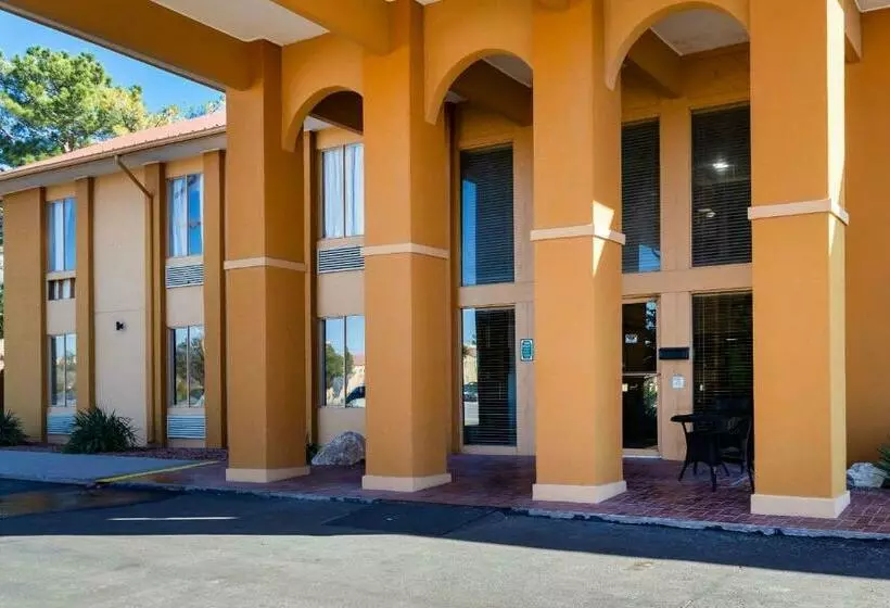 호텔 Rodeway Inn & Suites