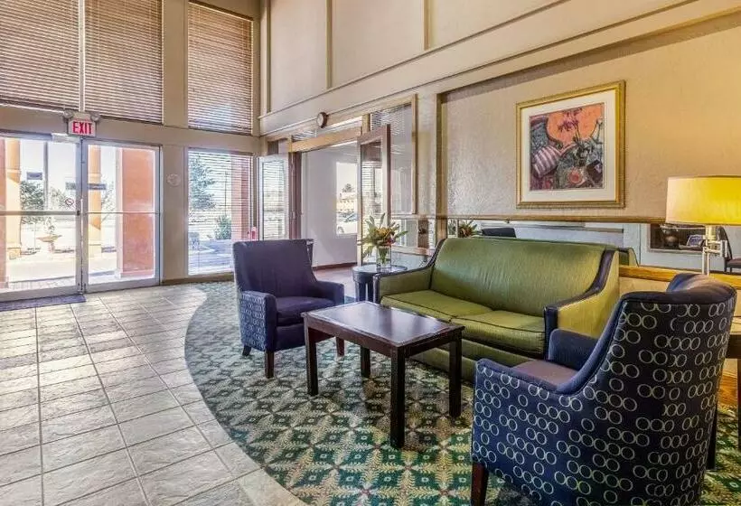 호텔 Rodeway Inn & Suites