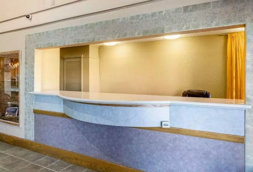 호텔 Rodeway Inn & Suites