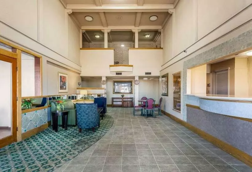 호텔 Rodeway Inn & Suites