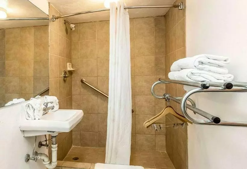 호텔 Rodeway Inn & Suites