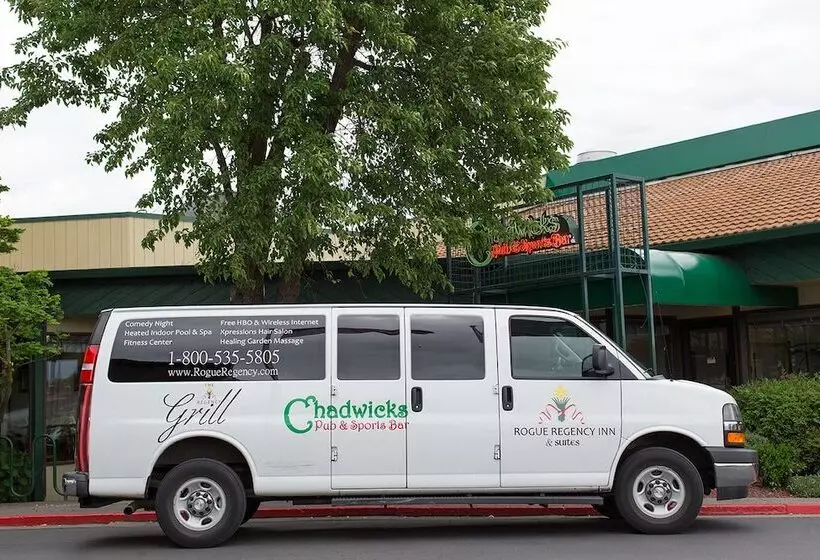 هتل Rogue Regency Inn & Suites