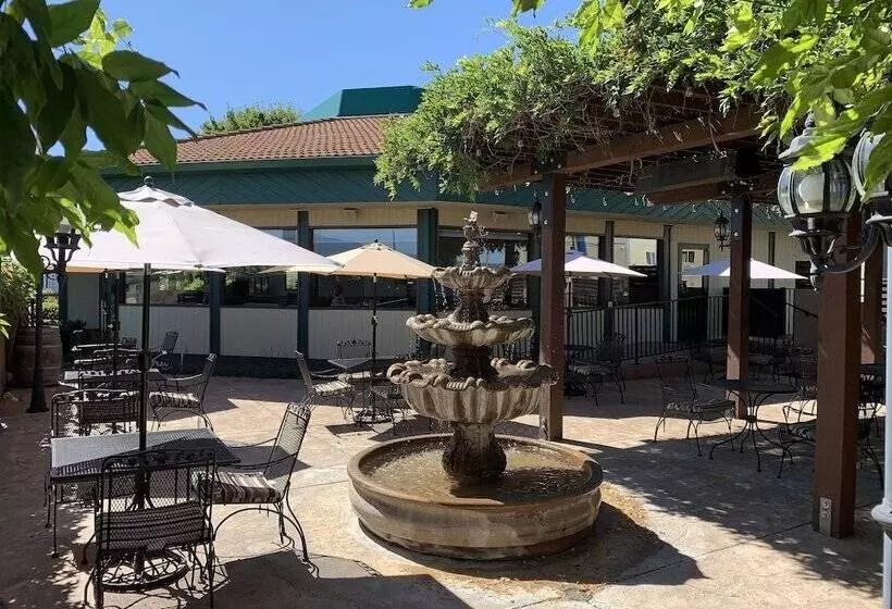 בית מלון כפרי Rogue Regency Inn & Suites