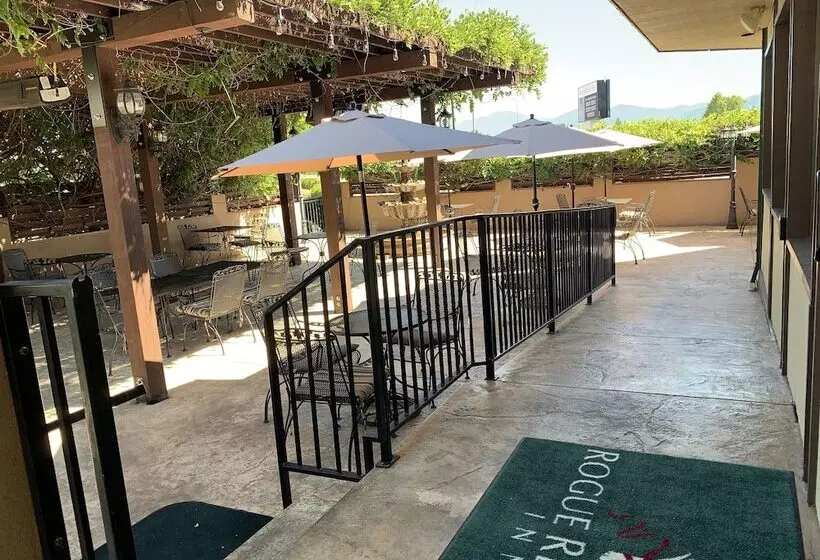 هتل Rogue Regency Inn & Suites