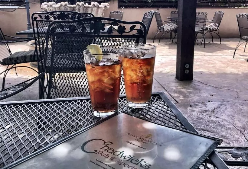 בית מלון כפרי Rogue Regency Inn & Suites