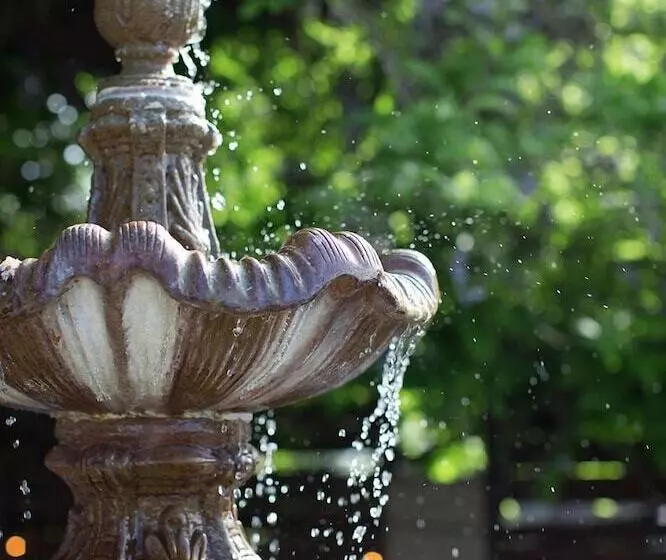 בית מלון כפרי Rogue Regency Inn & Suites