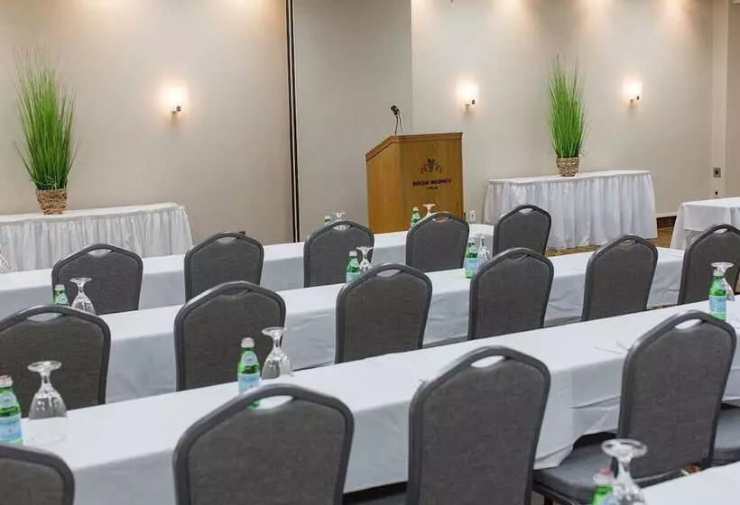 Отель Rogue Regency Inn & Suites