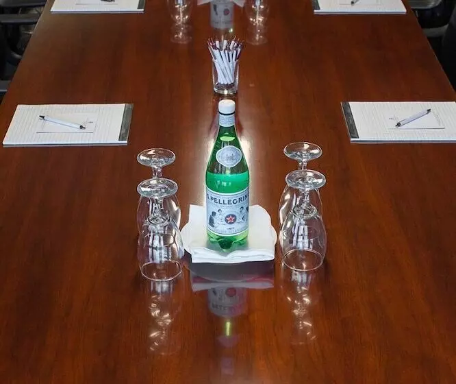 בית מלון כפרי Rogue Regency Inn & Suites