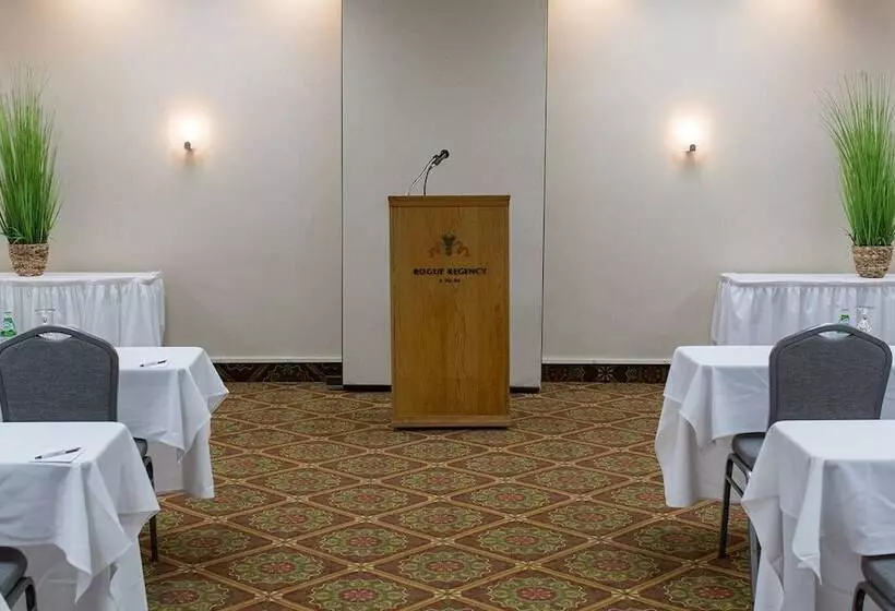 בית מלון כפרי Rogue Regency Inn & Suites