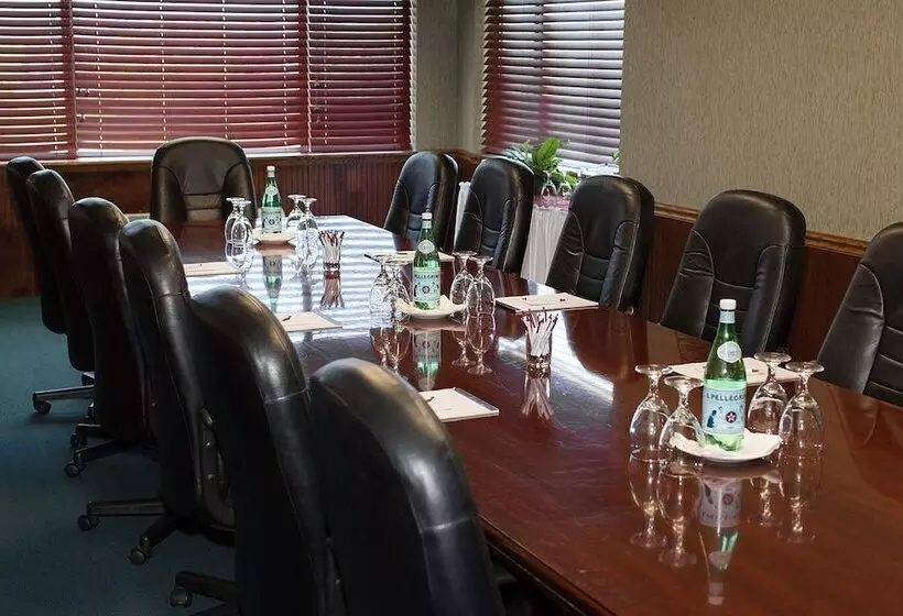 בית מלון כפרי Rogue Regency Inn & Suites