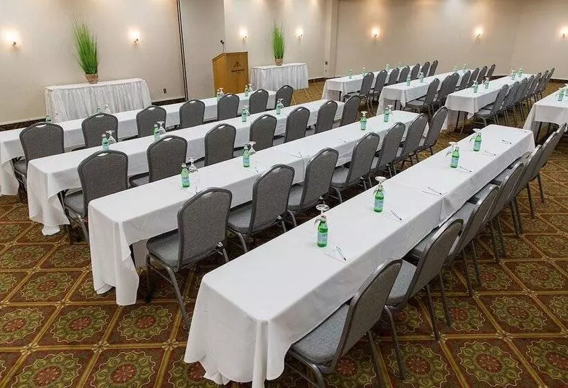 هتل Rogue Regency Inn & Suites