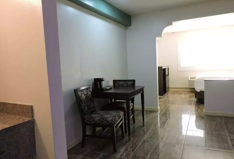 فندق Travelodge By Wyndham Artesia