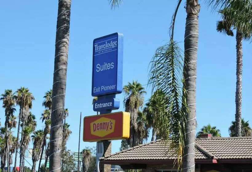 فندق Travelodge By Wyndham Artesia