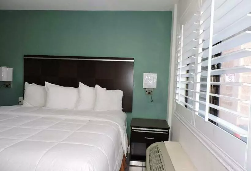 فندق Travelodge By Wyndham Artesia